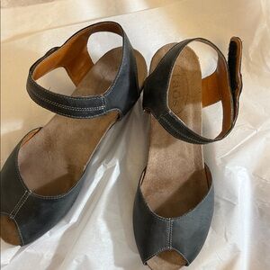 Taos Footwear dark blue Leather Sandals NWOT